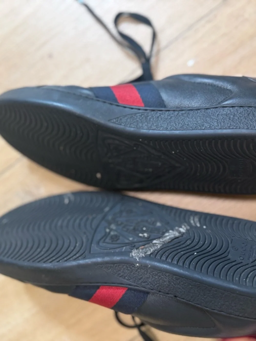 Gucci ACE embroidered 🐝black bee  OPEN TO OFFERS men’s 9.5 AUTHENTIC!!
